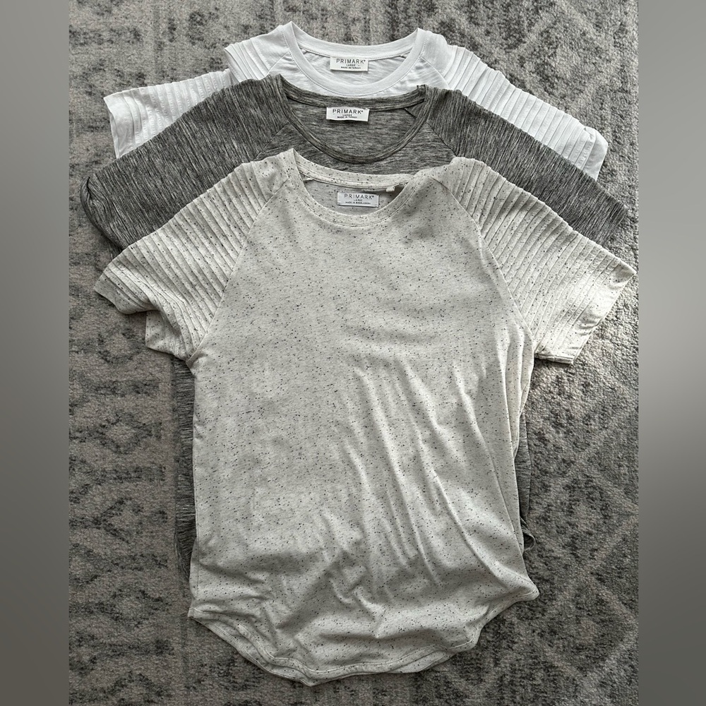 ⚪️⚪️⚪️ 3 Large Men’s Primark Tapered T-Shirts